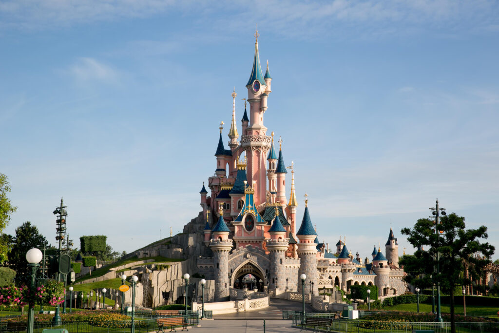 photo du chateau de Disneyland Paris sur un beau ciel bleu