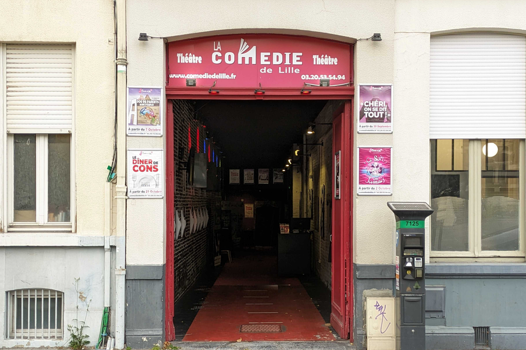 Façade de la Comédie à Lille la porte rouge est ouverte