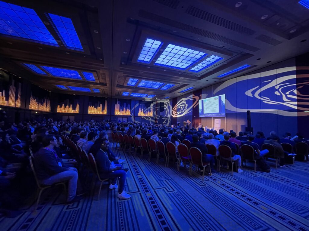 Photo de l'amphi affichant complet lors d'une  conférence du Forum PHP 2022, dans une ambiance bleutée
