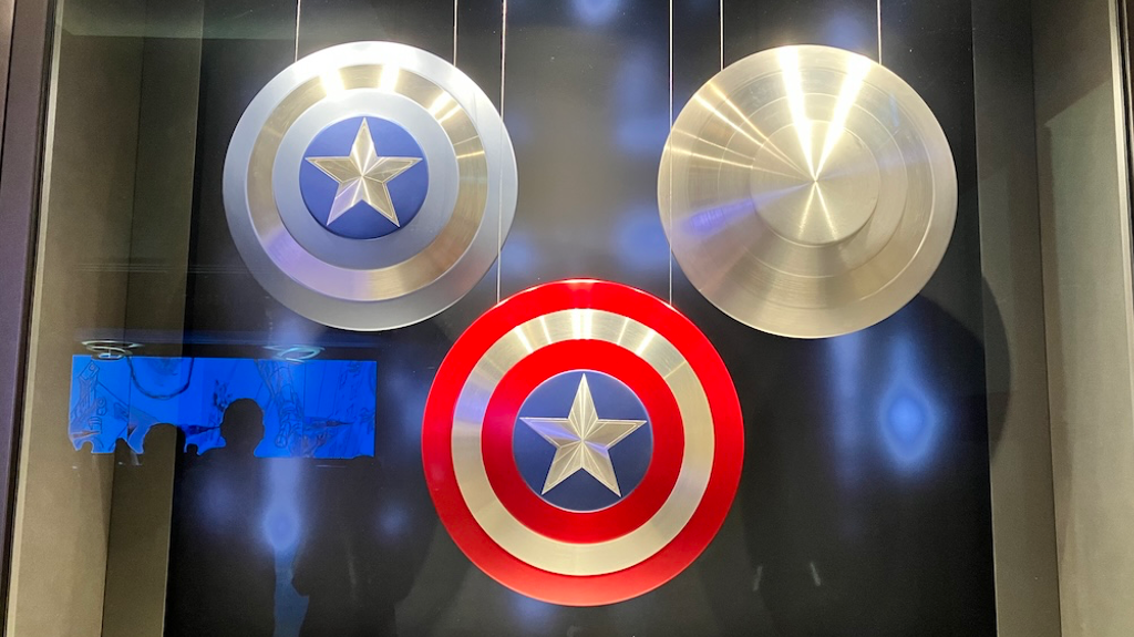 3 boucliers Marvel font une tête de Mickey