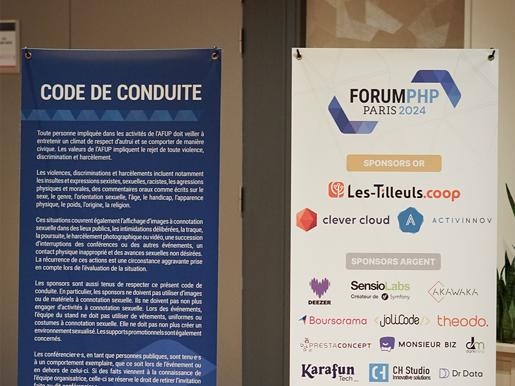 des rollups affichent le code de conduite de l'AFUP et les logos des sponsors du Forum PHP 2024