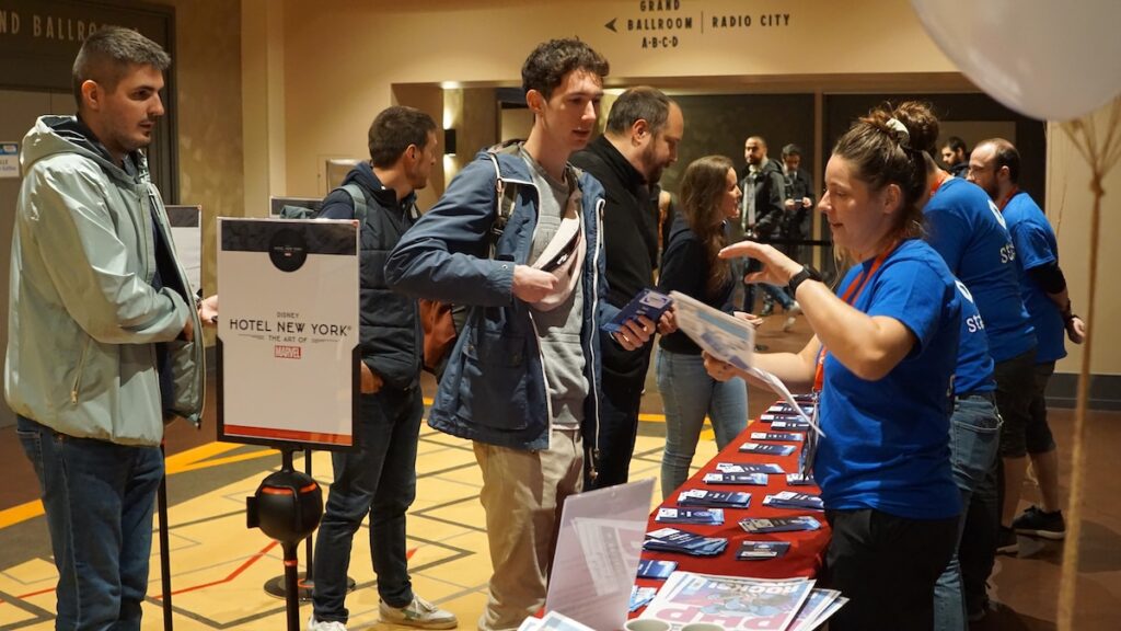 L'équipe AFUP accueille les visiteurs à l'accueil badge du forum php 2025