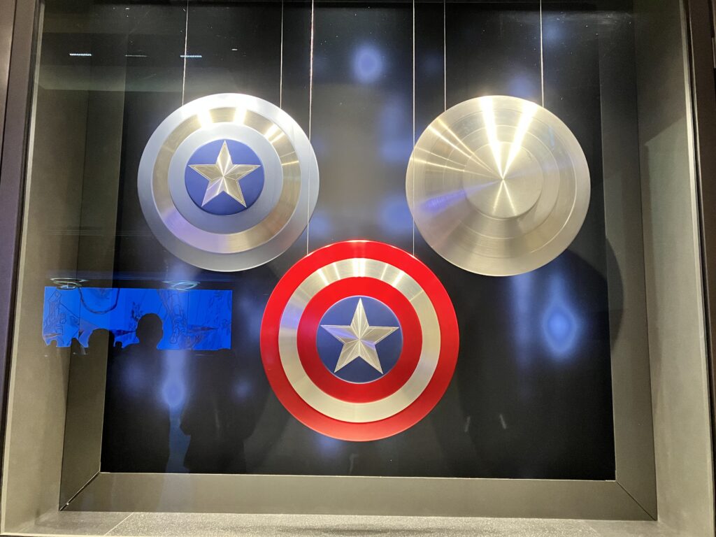3 boucliers de Captain America forment la tête et les oreilles de Mickey
