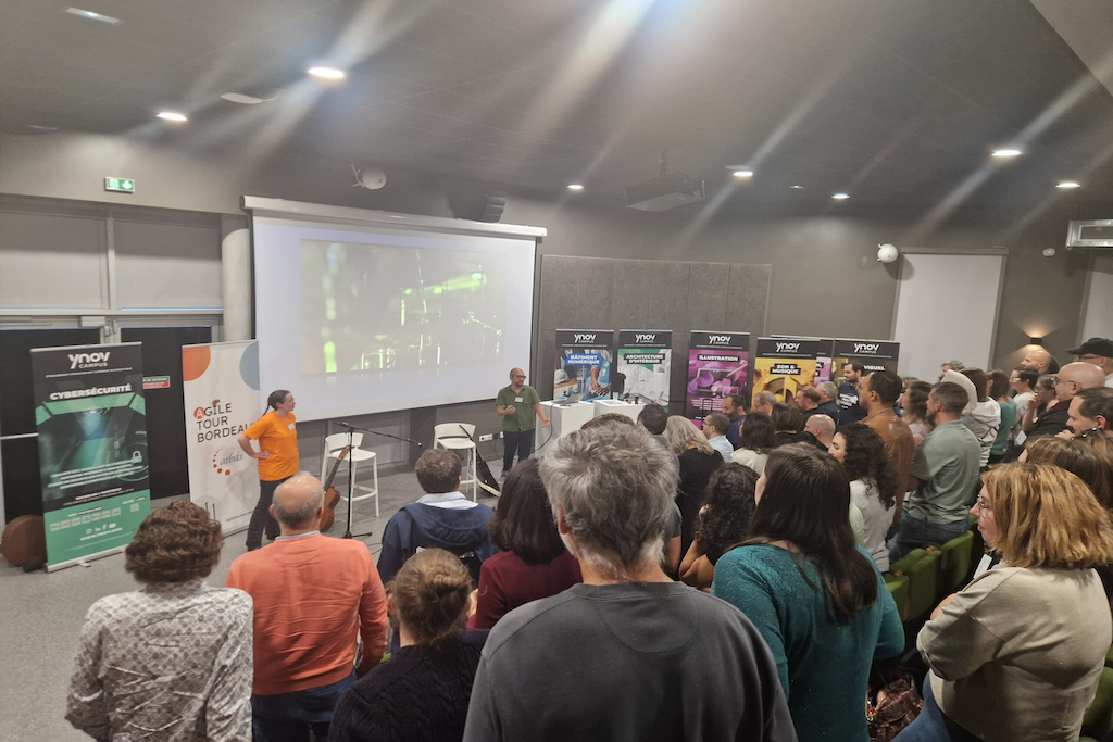 Public nombreux devant l'écran lors d'un meetup