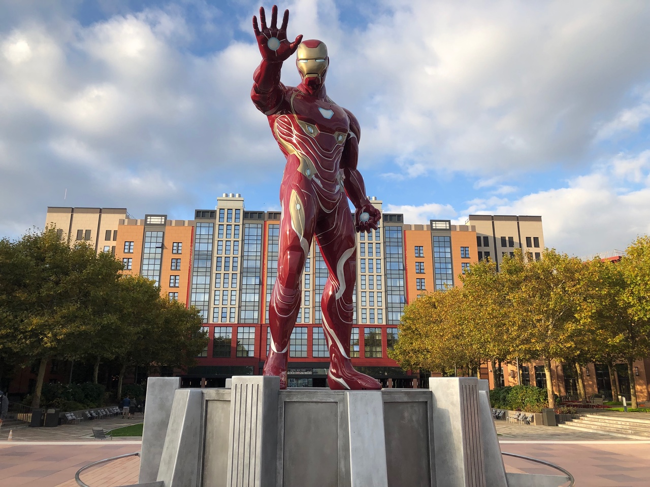 photo de la statue d'Iron Man en face de l'hôtel New York - The Art of Marvel