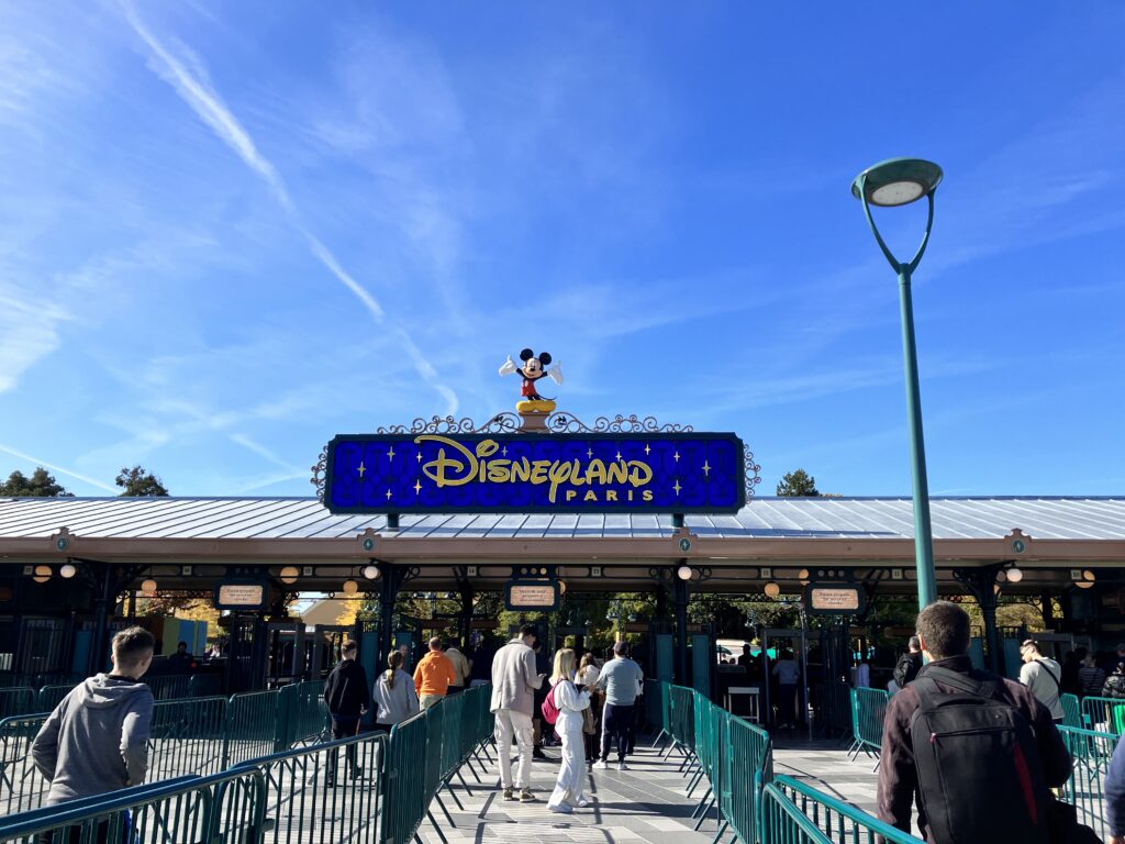 Portiques de sécurité à l'entrée du parc Disneyland Paris. Plusieurs files disponibles.